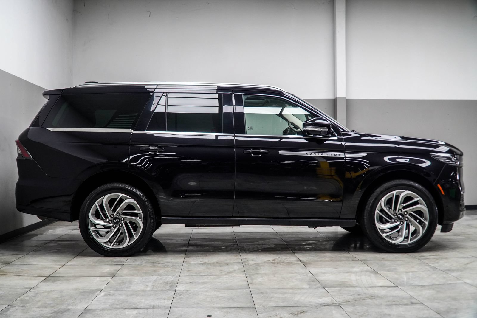 Used 2025 Lincoln Navigator Reserve AWD/4WD image 8