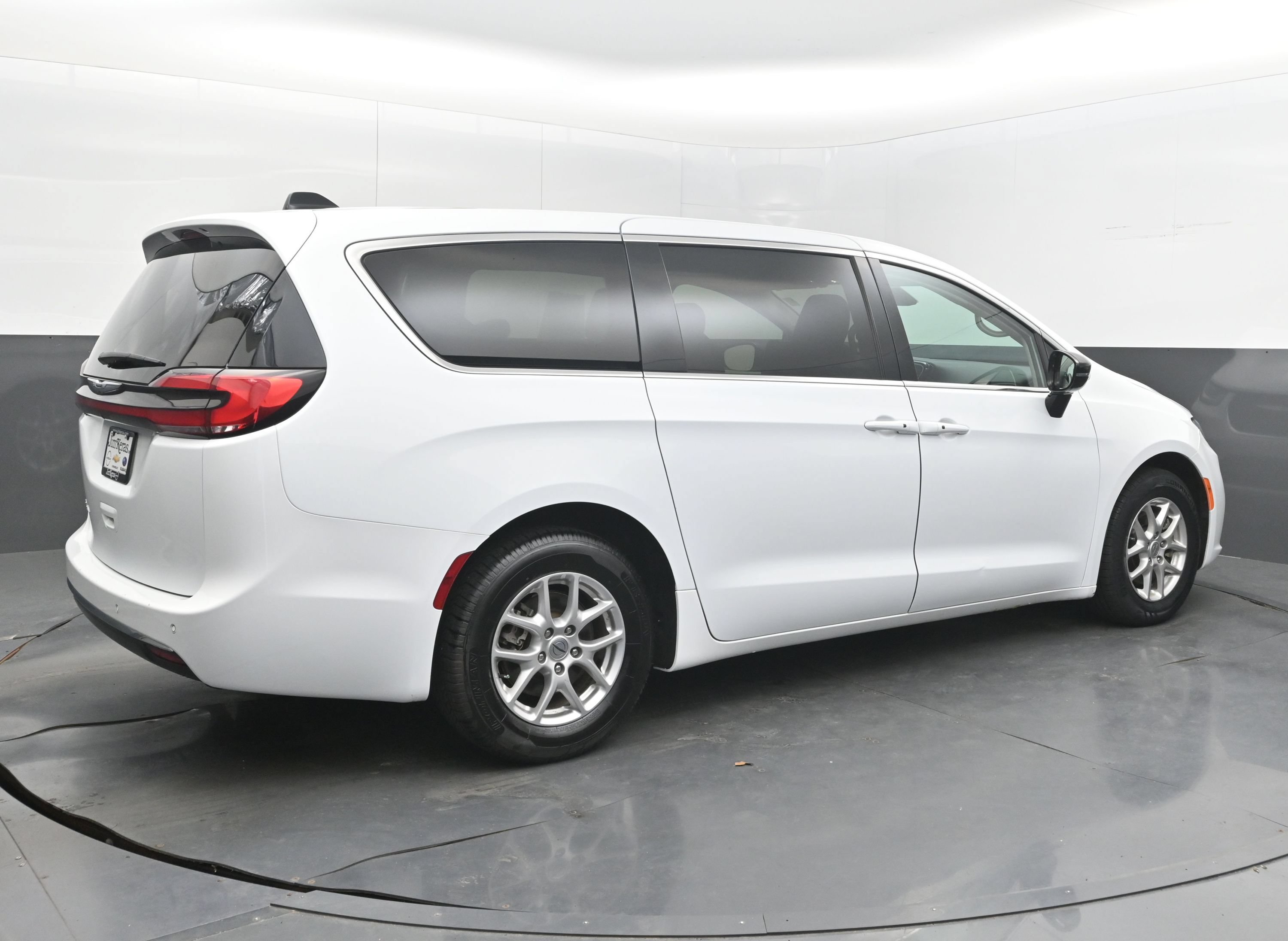 Used 2024 Chrysler Pacifica Touring-L FWD image 7