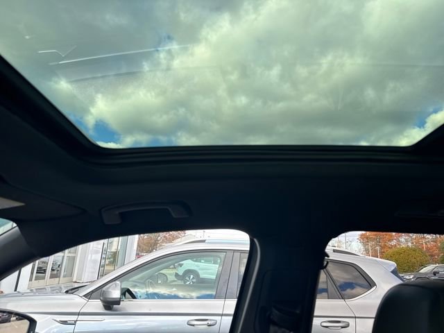 Certified 2024 Volkswagen Tiguan SE R-Line image 29