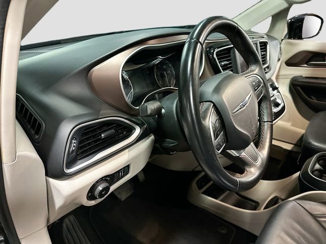 Used 2018 Chrysler Pacifica Touring-L w/ Tire & Wheel Group FWD image 10