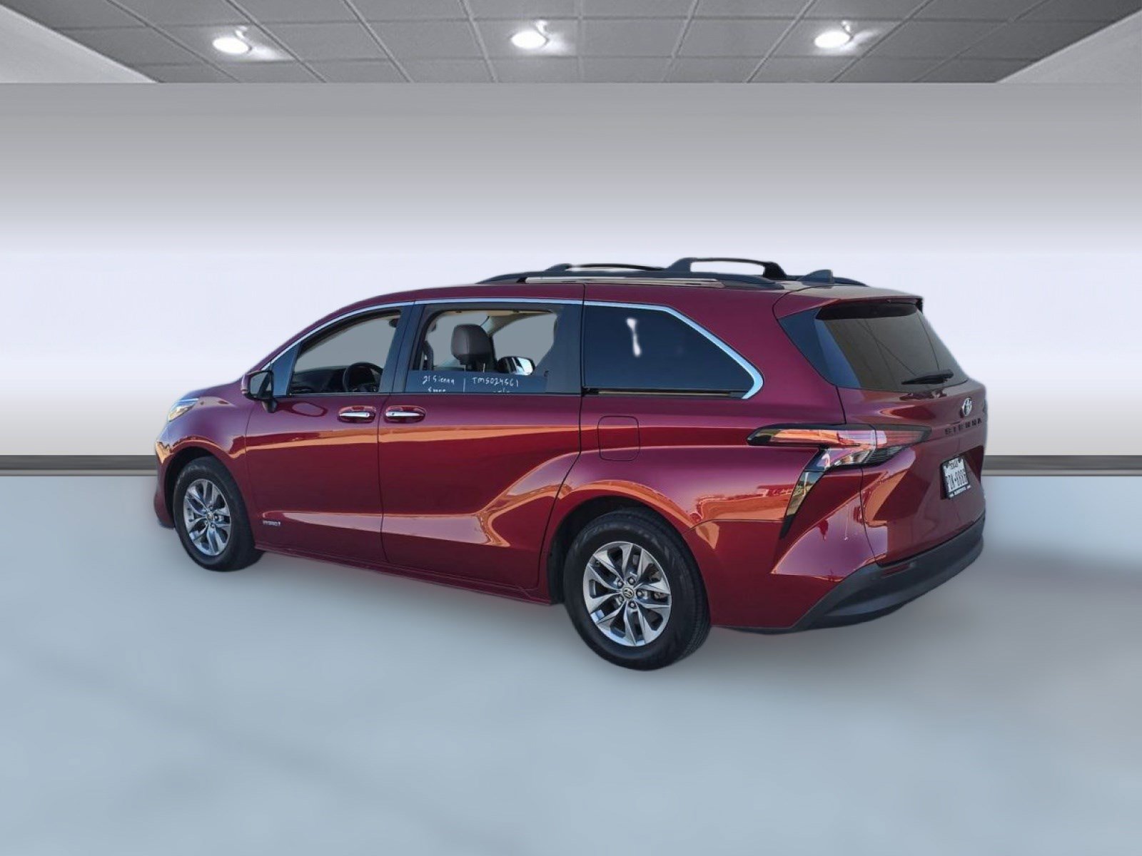 Used 2021 Toyota Sienna XLE image 3