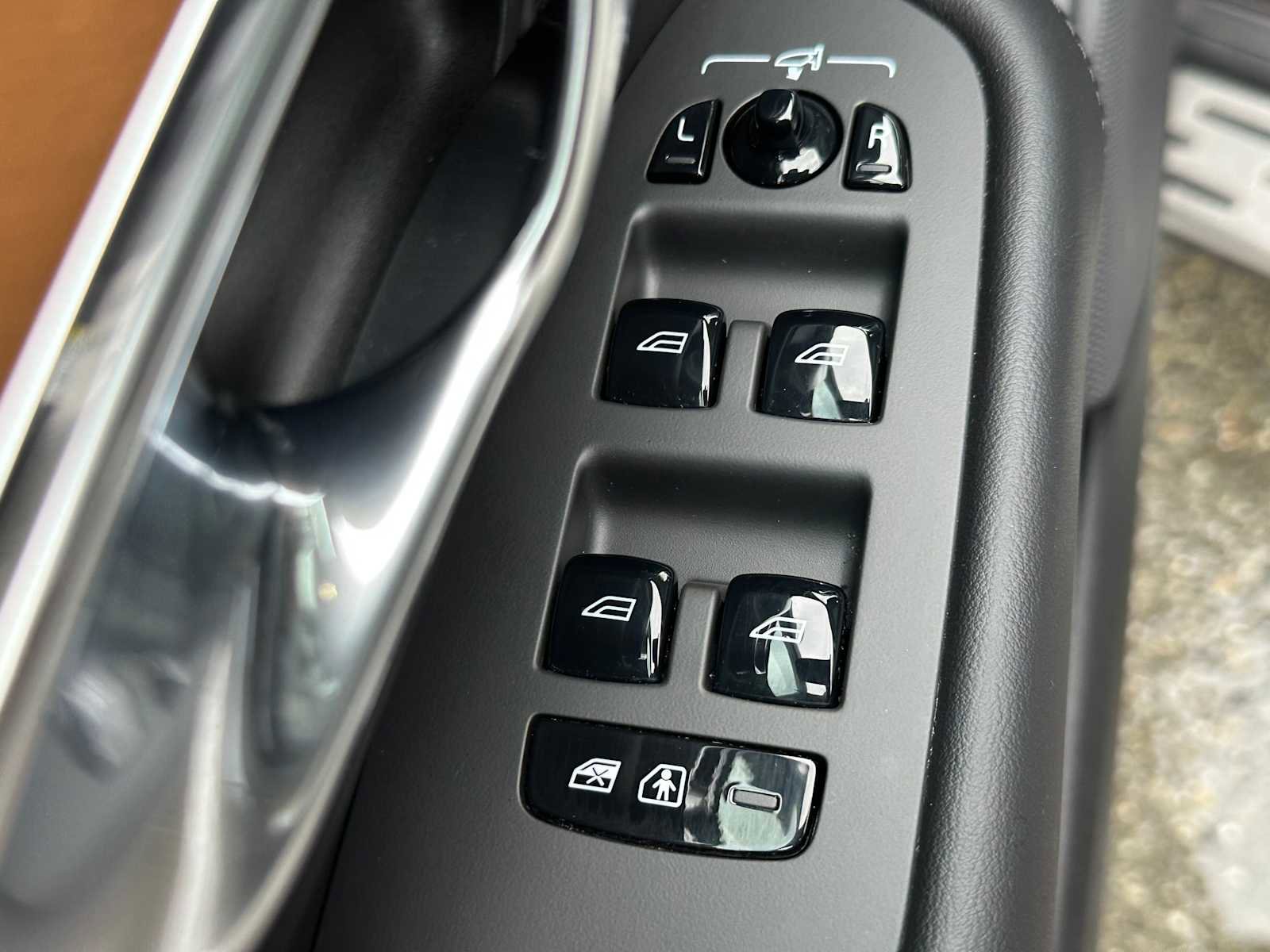 Certified 2023 Volvo XC90 T8 Plus image 30