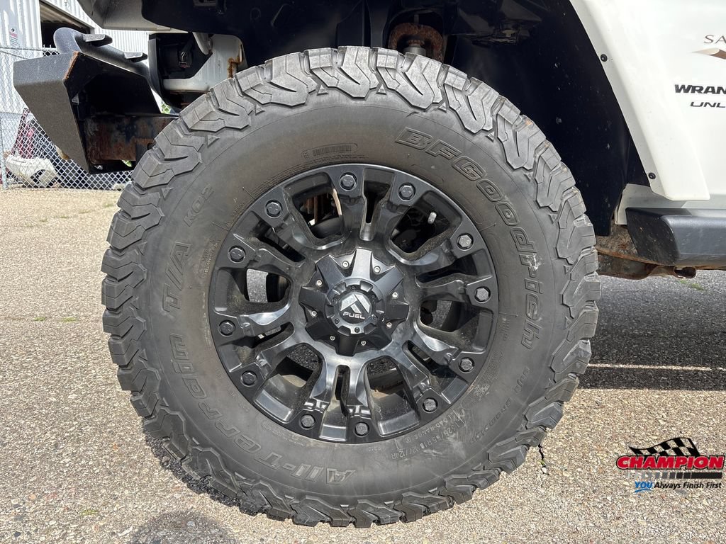 Used 2018 Jeep Wrangler Unlimited Sahara w/ Connectivity Group AWD/4WD image 11
