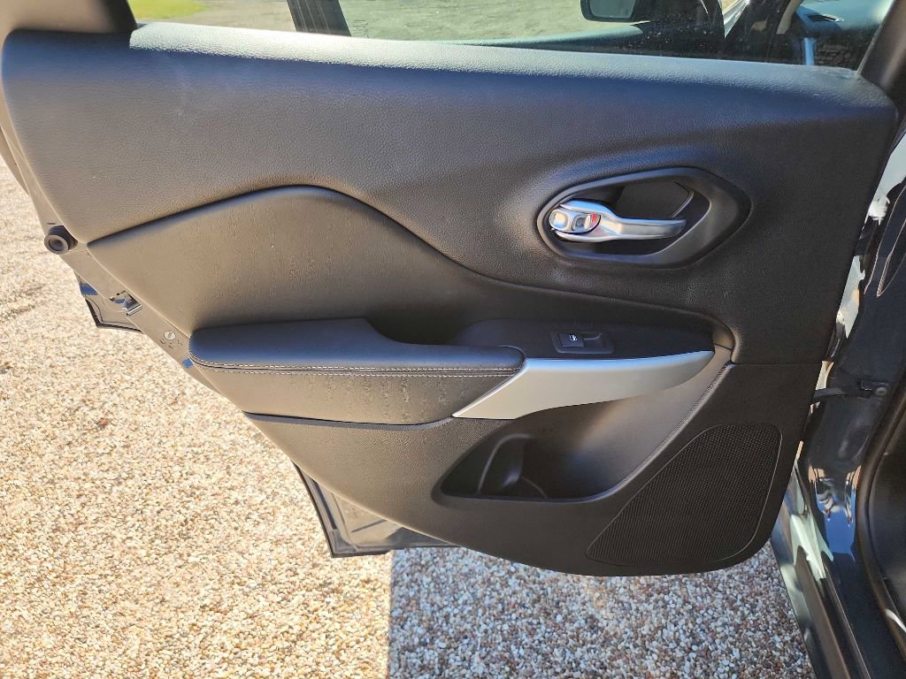 Used 2018 Jeep Cherokee Latitude Plus image 24