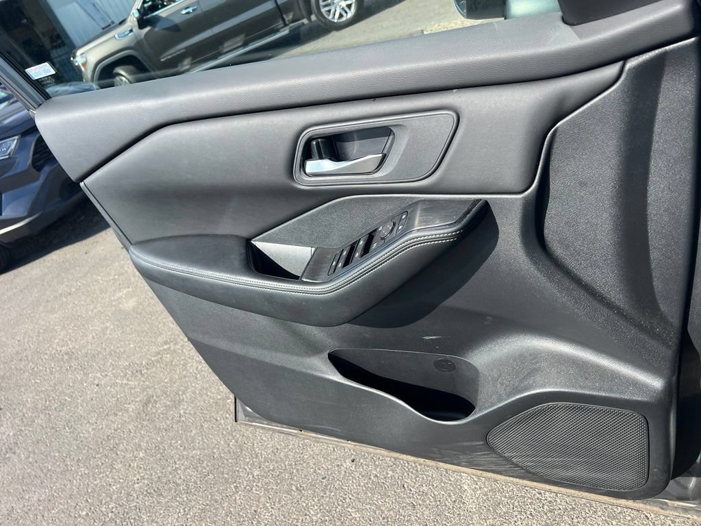 Used 2024 Nissan Rogue SV AWD/4WD image 19