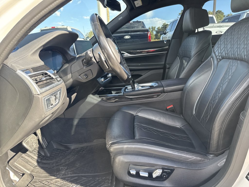 Used 2022 BMW 750i xDrive w/ M Sport Package AWD/4WD image 12