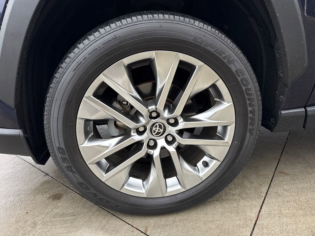 Used 2021 Toyota RAV4 XLE Premium image 11