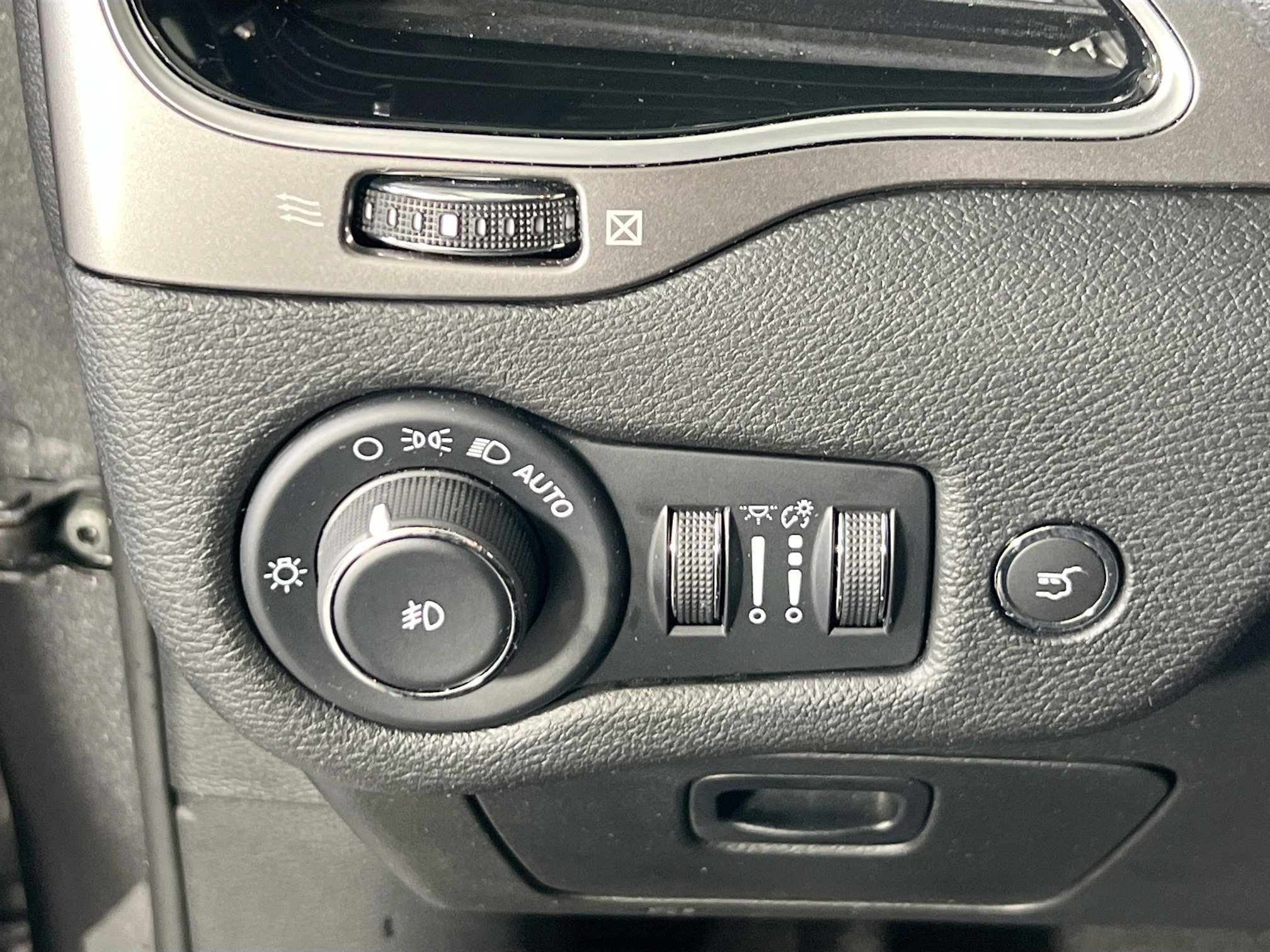 Used 2022 Jeep Cherokee Limited image 10