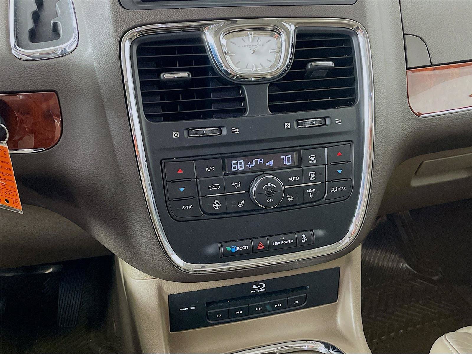 Used 2014 Chrysler Town & Country Limited w/ Luxury Group FWD image 18
