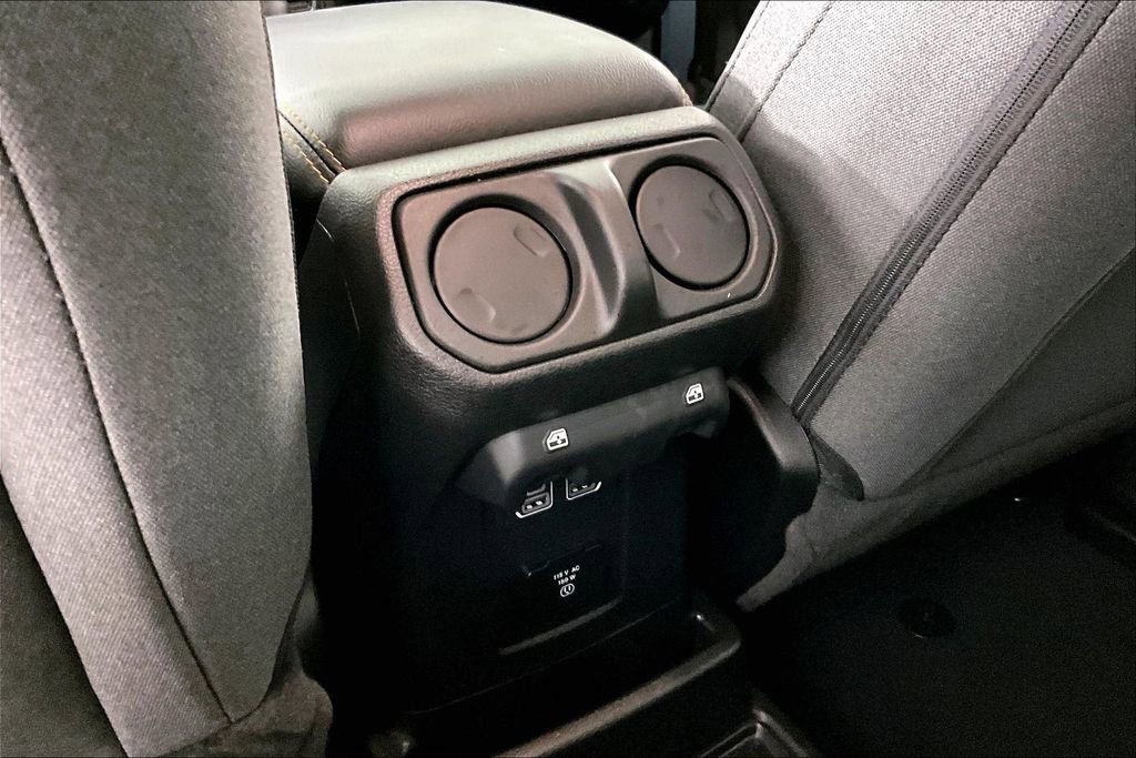 Used 2025 Jeep Wrangler Unlimited Sahara AWD/4WD image 9