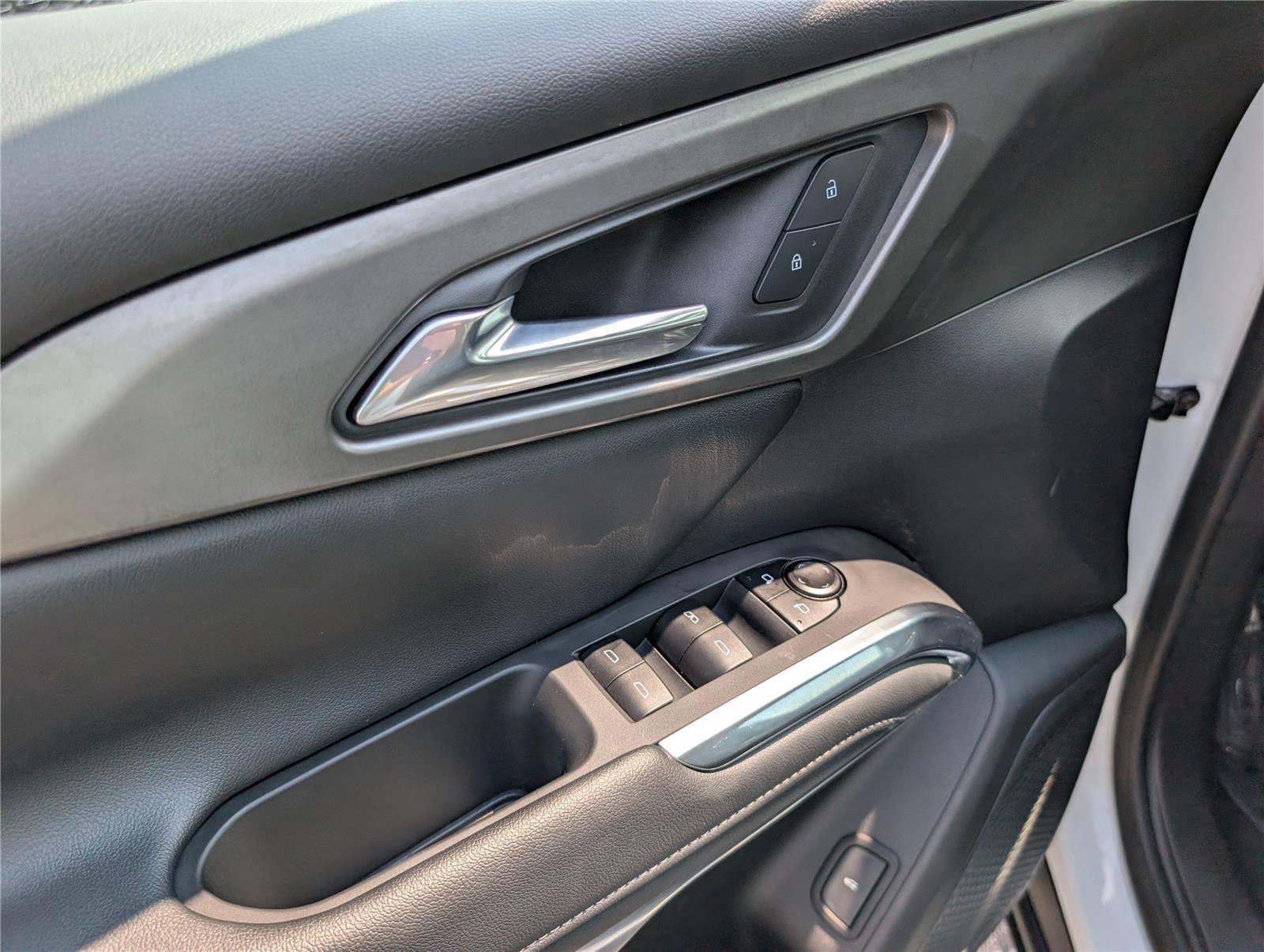 Used 2025 Chevrolet Traverse LT FWD image 21