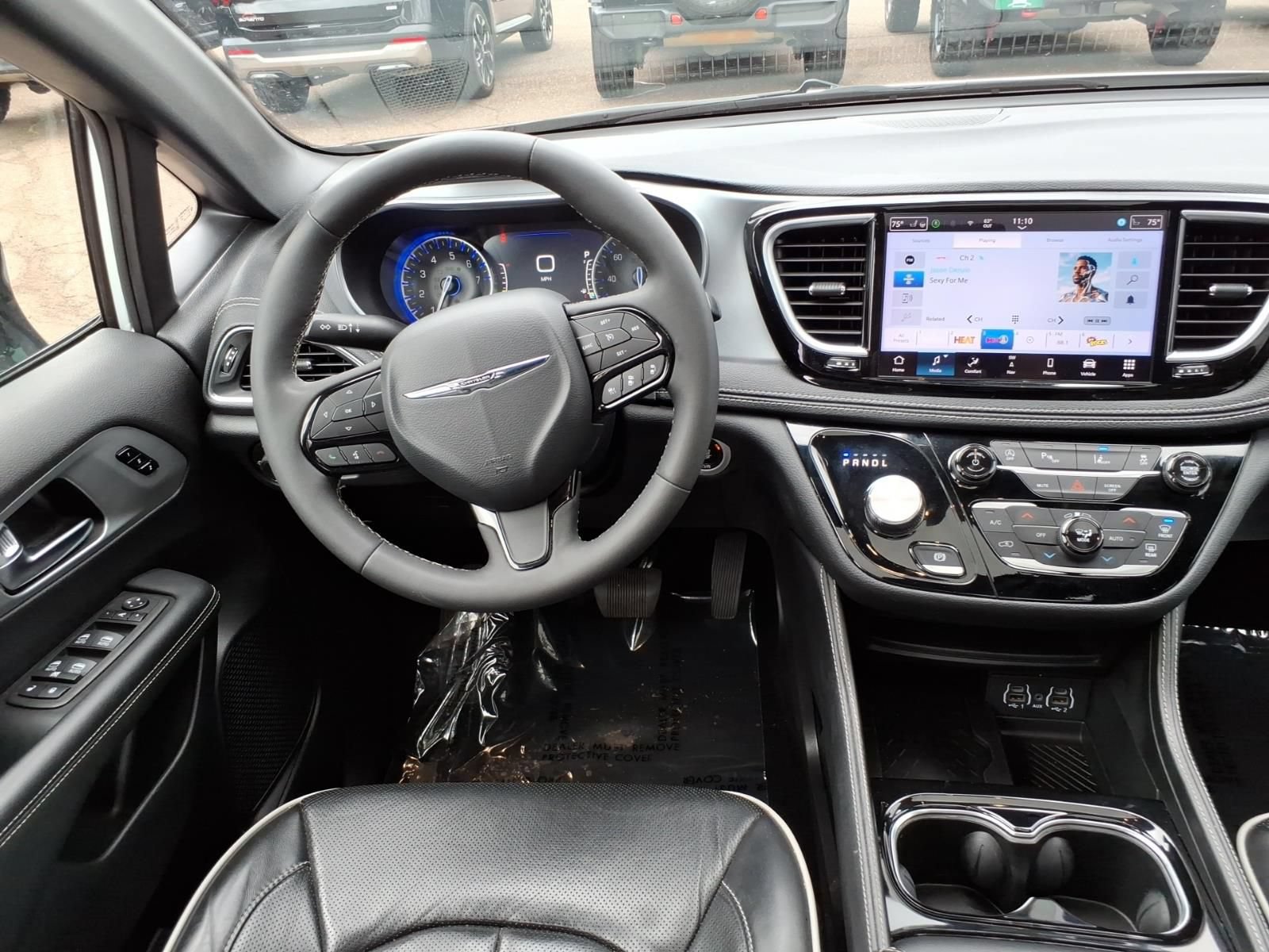 Used 2025 Chrysler Pacifica Limited FWD image 19