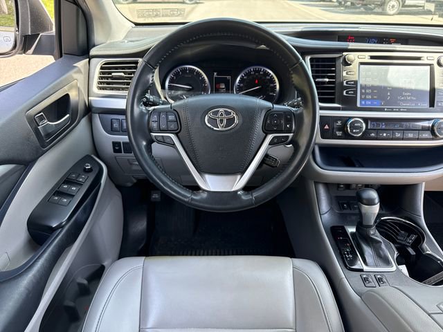 Used 2019 Toyota Highlander XLE AWD/4WD image 20