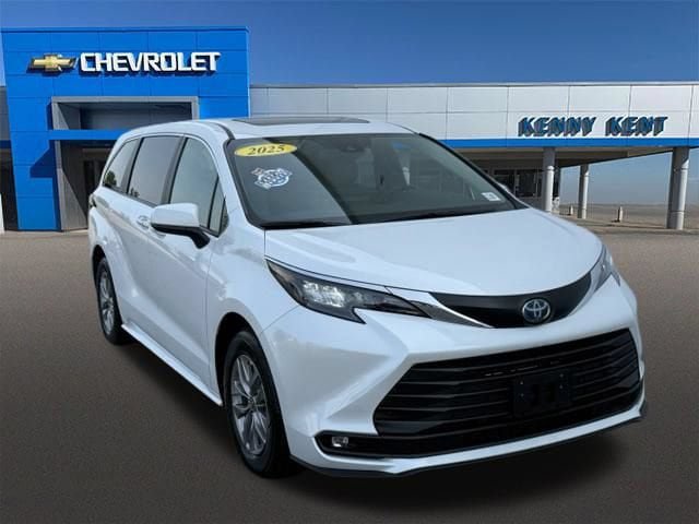 Used 2025 Toyota Sienna XLE FWD image 1