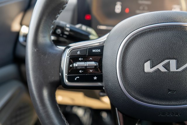 Used 2025 Kia Carnival EX image 34