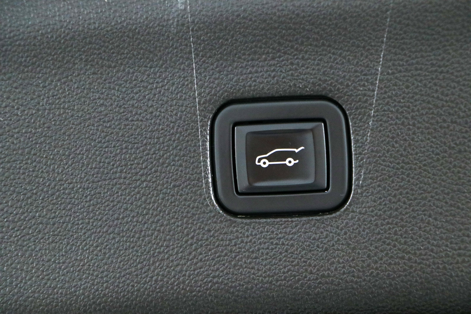 Used 2020 Buick Enclave Premium w/ Sun and Sites Package FWD image 33