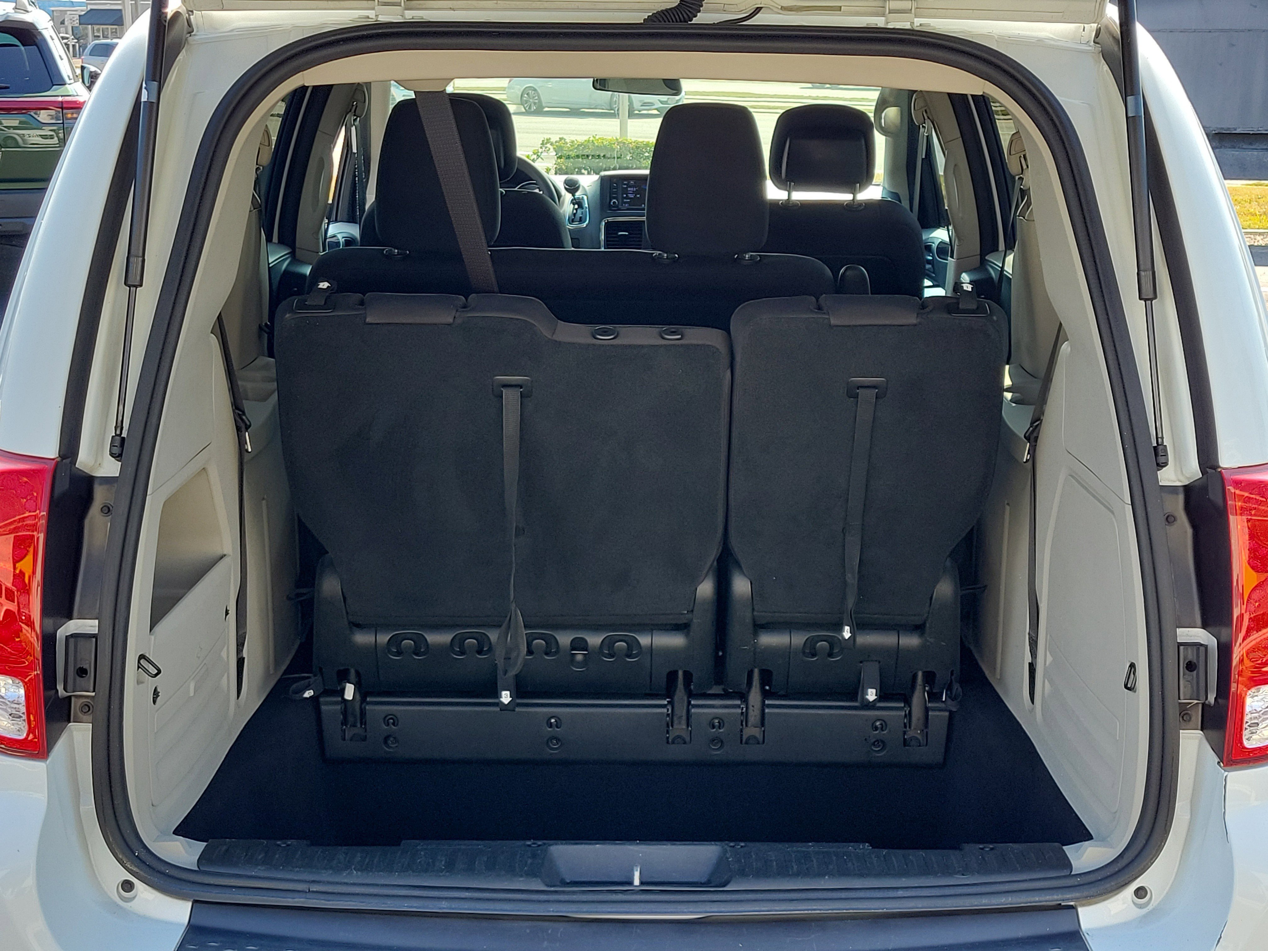 Used 2018 Dodge Grand Caravan SE image 12