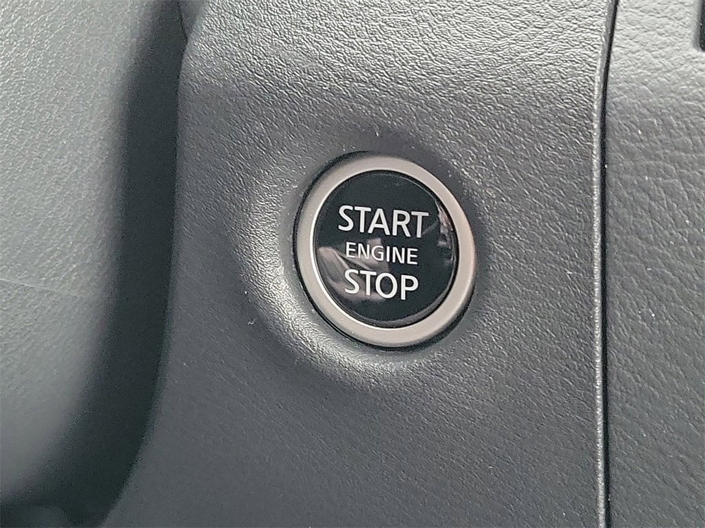 Used 2025 Nissan Frontier SV image 14