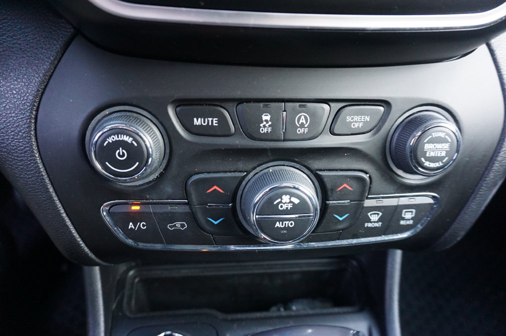 Used 2020 Jeep Cherokee Latitude Plus w/ Comfort/Convenience Group AWD/4WD image 13