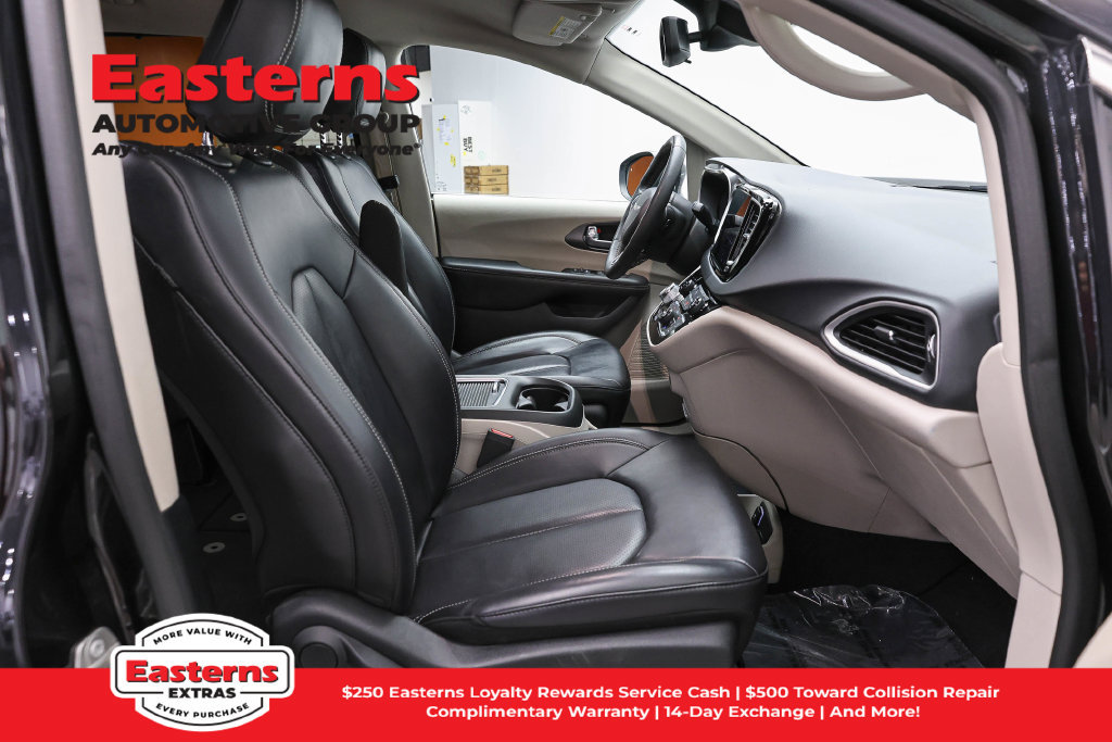 Used 2023 Chrysler Pacifica Touring-L FWD image 24
