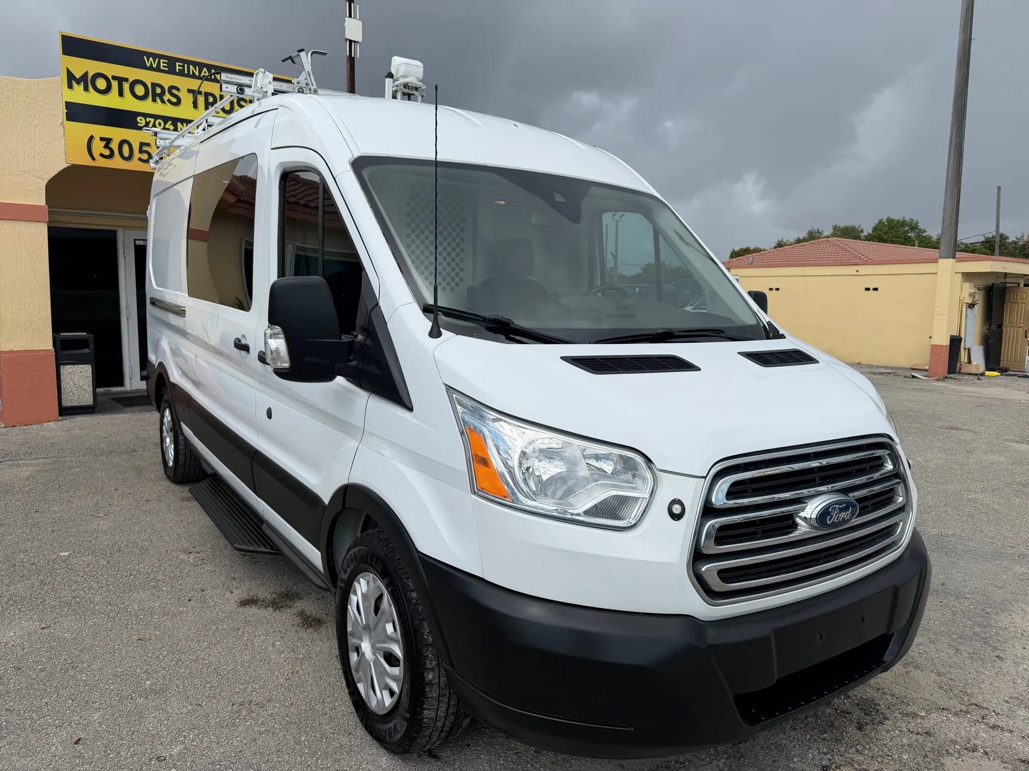 Used 2019 Ford Transit 250 XL w/ Exterior Upgrade Package image 9