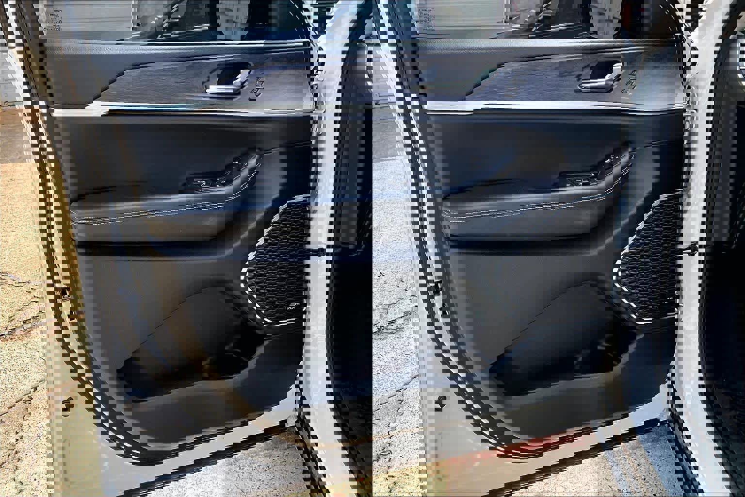 Used 2022 Jeep Grand Cherokee Limited w/ Luxury Tech Group II image 21