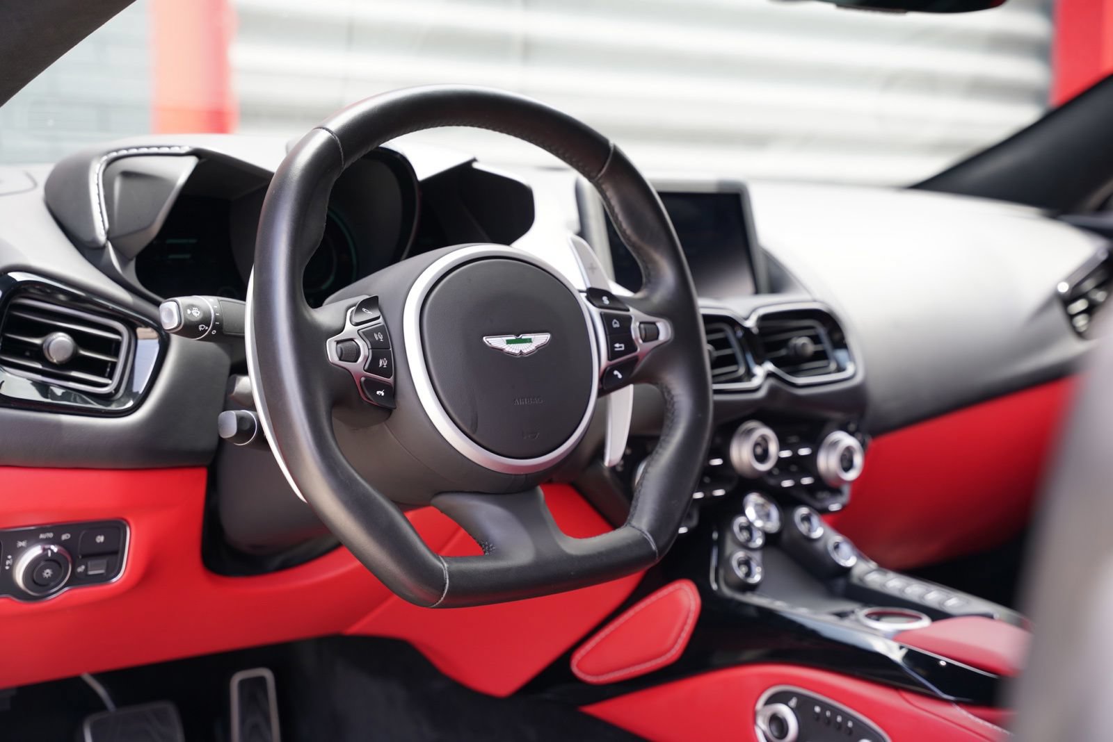 Used 2023 Aston Martin V8 Vantage Coupe RWD image 21