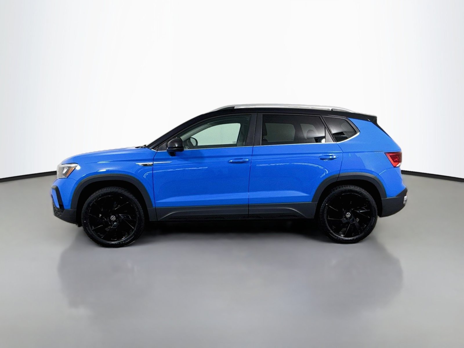 Certified 2023 Volkswagen Taos SE w/ Panoramic Sunroof Package AWD/4WD image 2