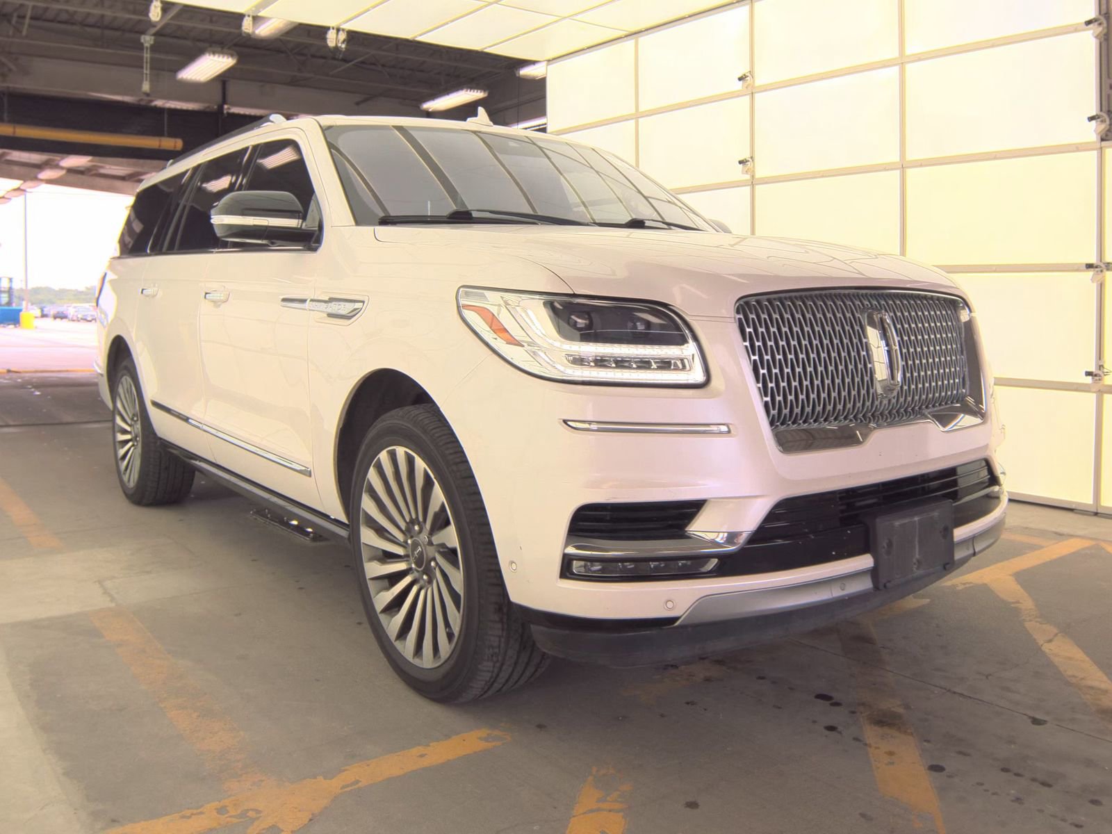 Used 2019 Lincoln Navigator L Reserve AWD/4WD image 6
