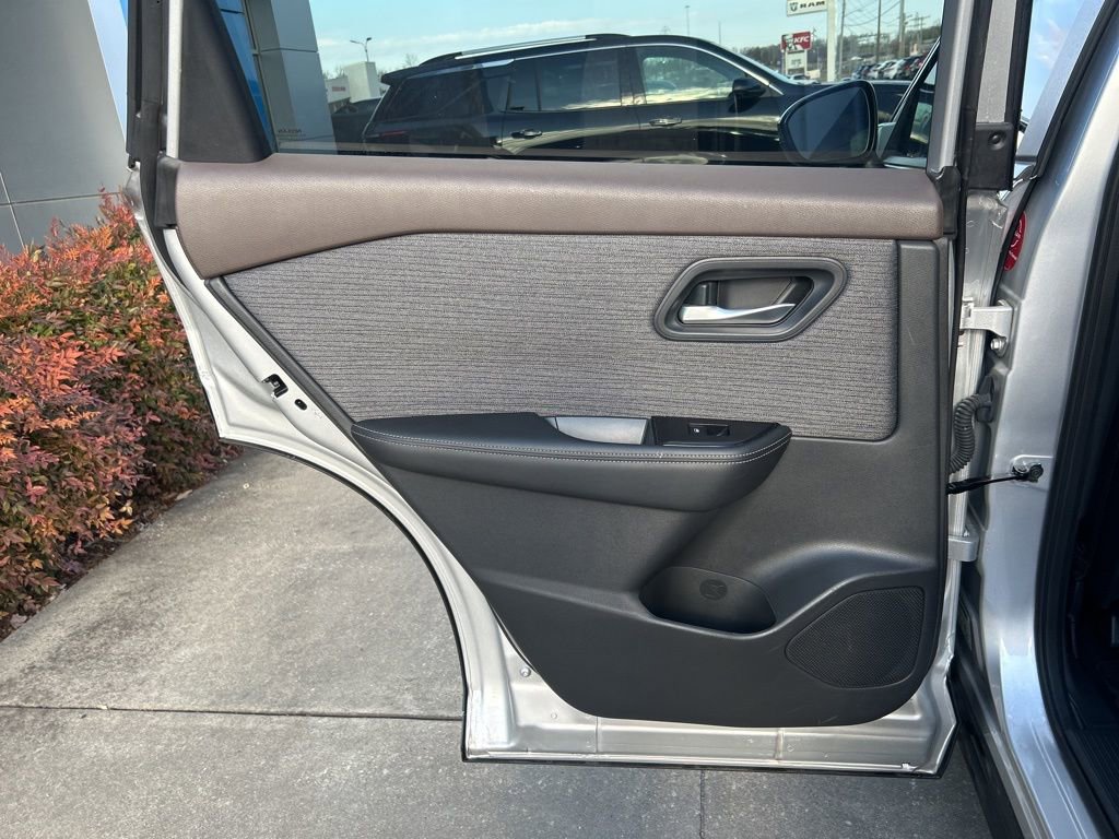 Used 2022 Nissan Rogue SV image 10