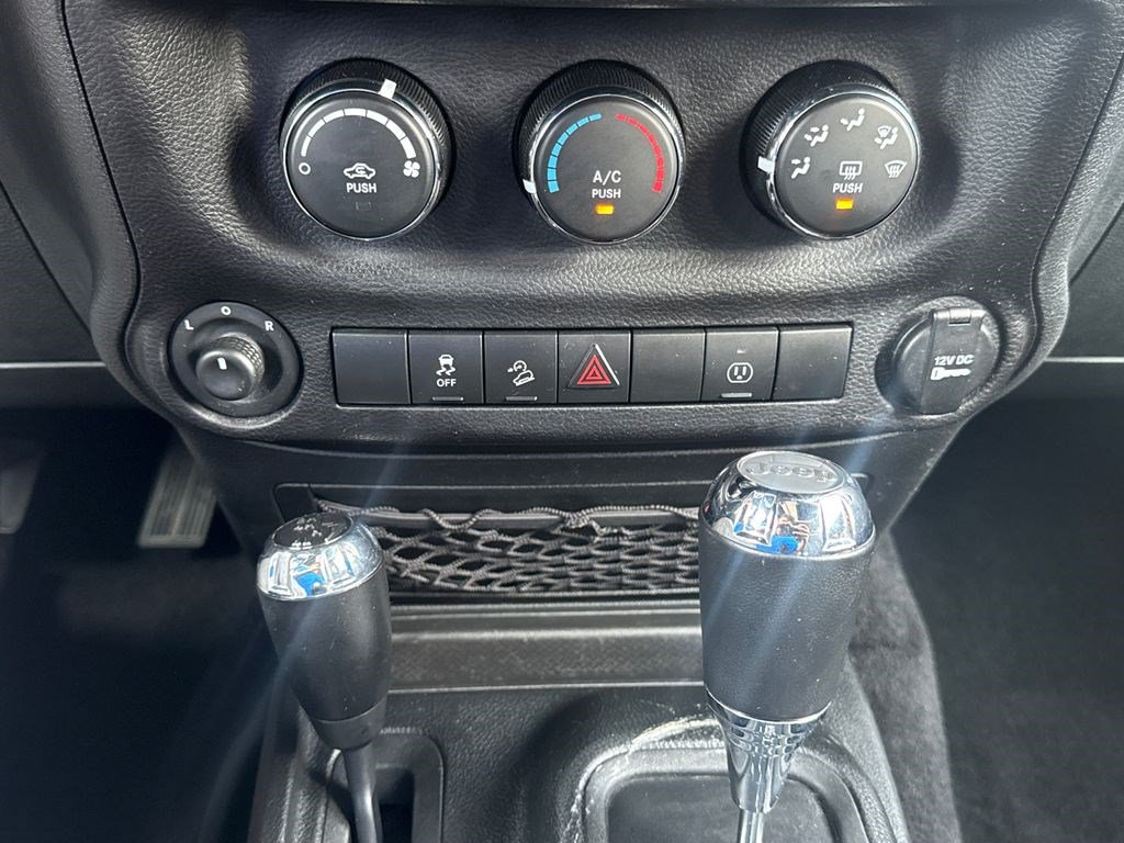 Used 2017 Jeep Wrangler Unlimited Rubicon w/ Connectivity Group AWD/4WD image 26