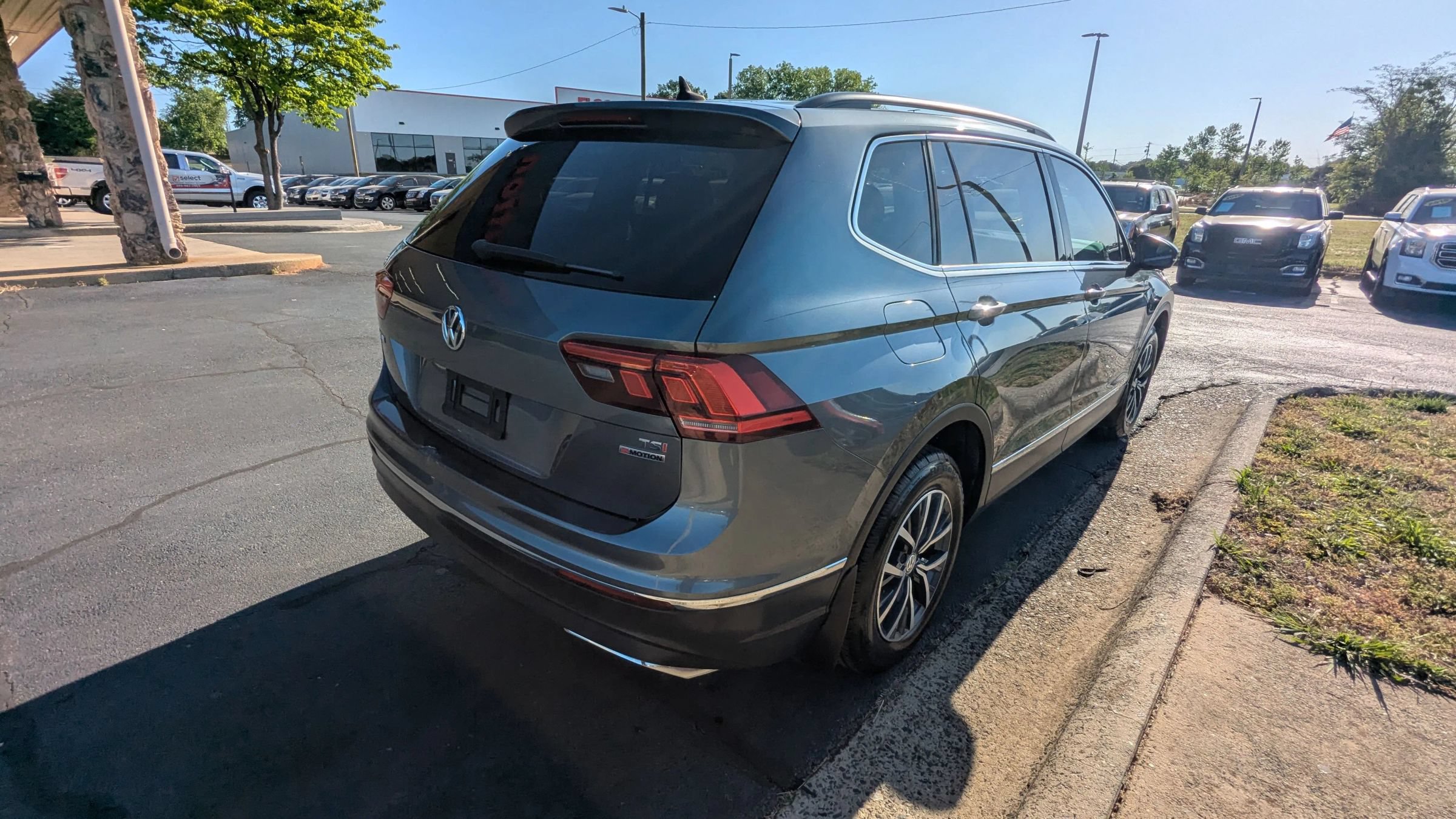 Used 2018 Volkswagen Tiguan SE w/ Panoramic Sunroof Package AWD/4WD image 7