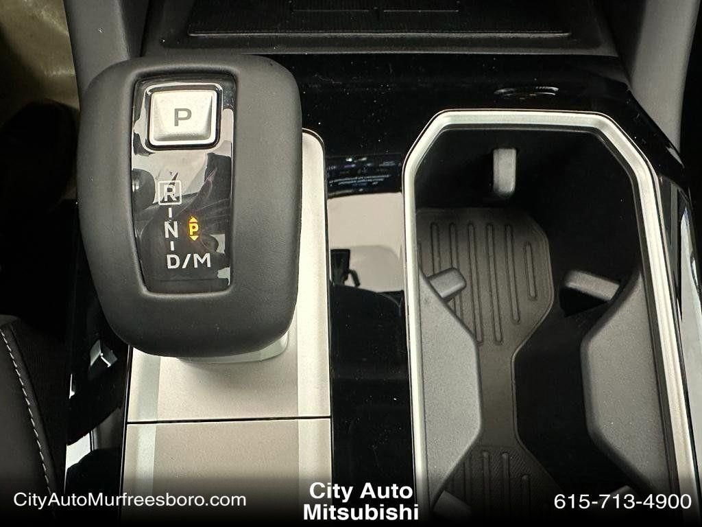 New 2025 Mitsubishi Outlander SE image 30