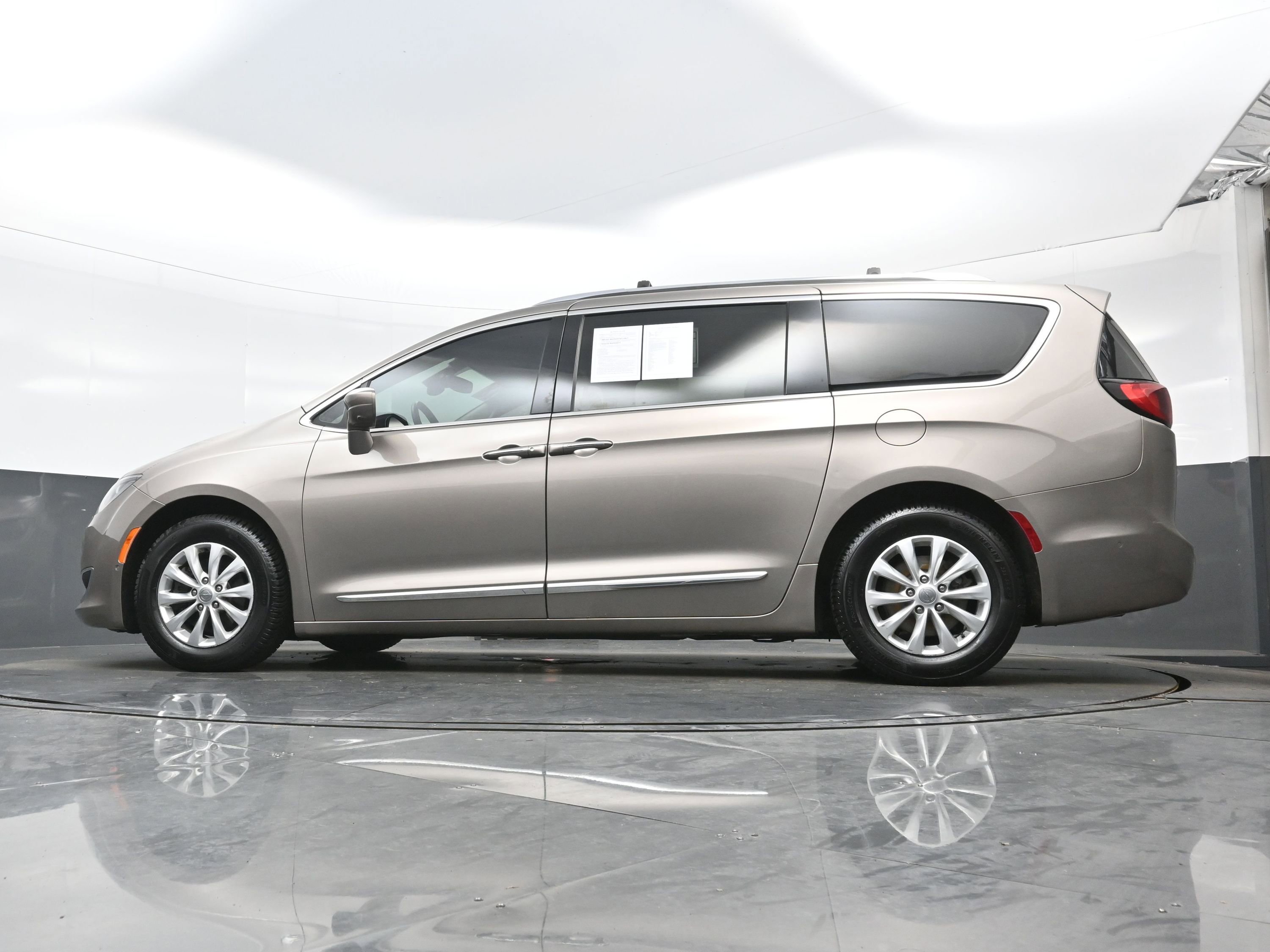 Used 2018 Chrysler Pacifica Touring-L Plus w/ Advanced Safetytec Group FWD image 30
