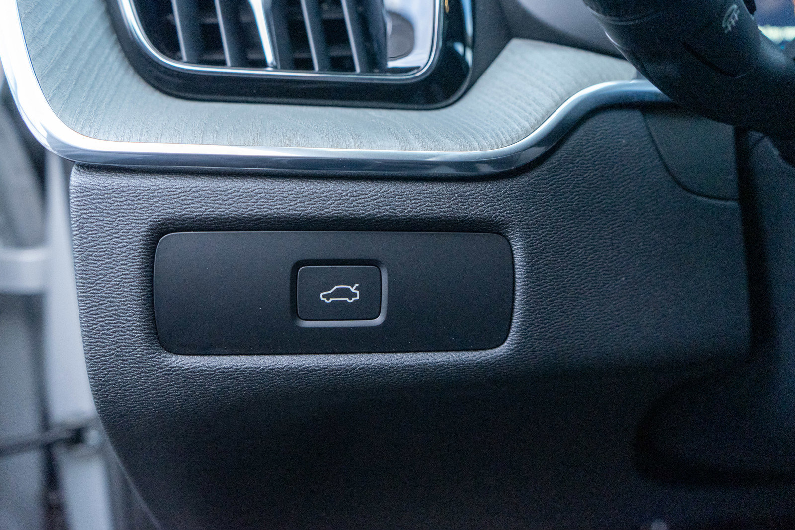 Used 2025 Volvo XC60 B5 Plus image 16