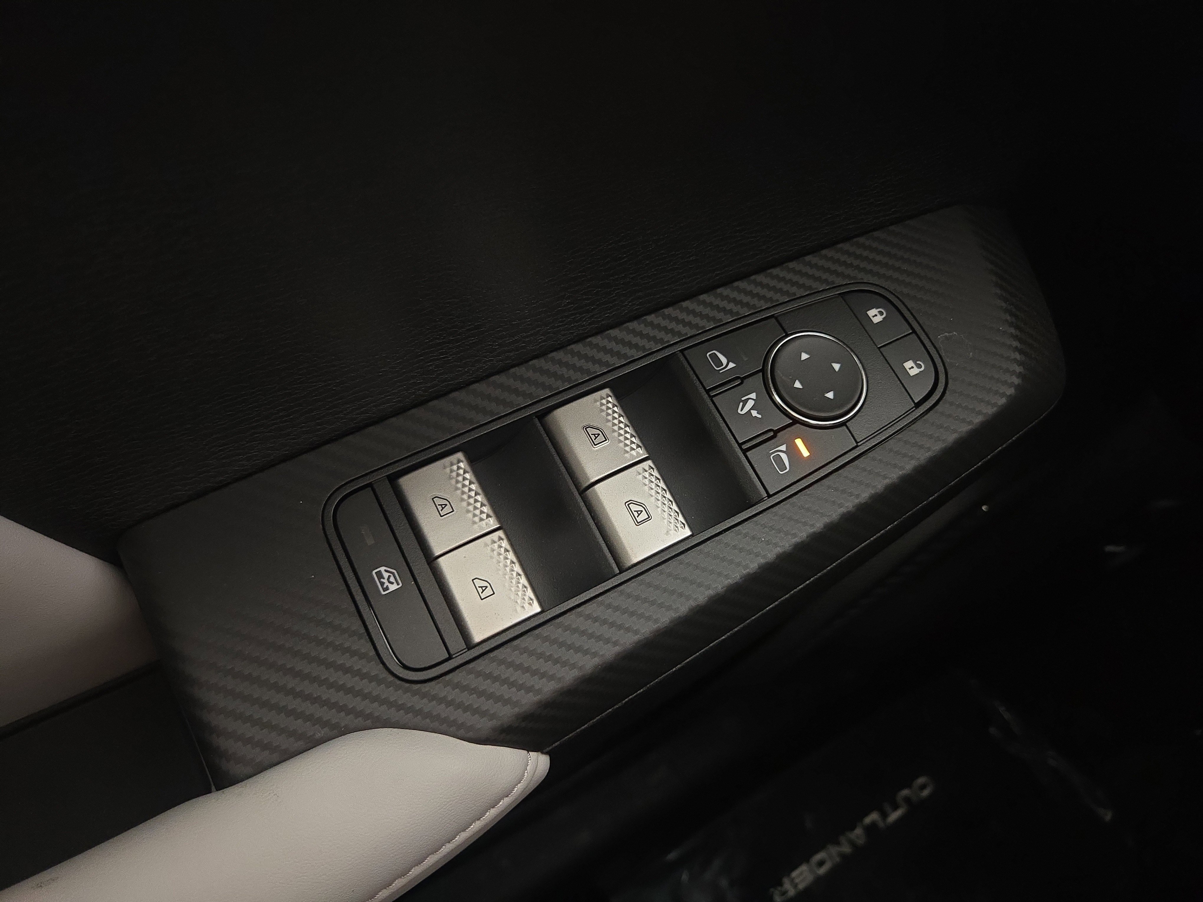 New 2025 Mitsubishi Outlander SE image 26