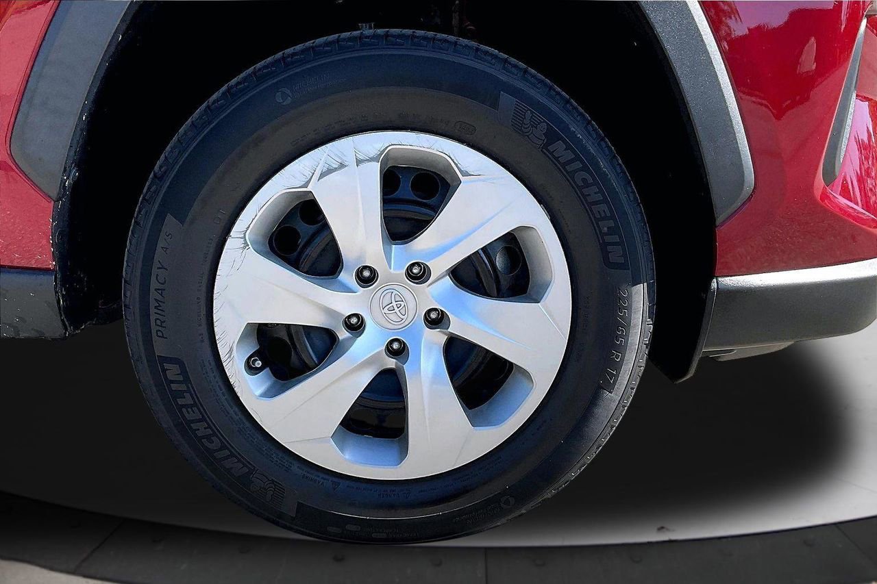 Used 2022 Toyota RAV4 LE FWD image 32