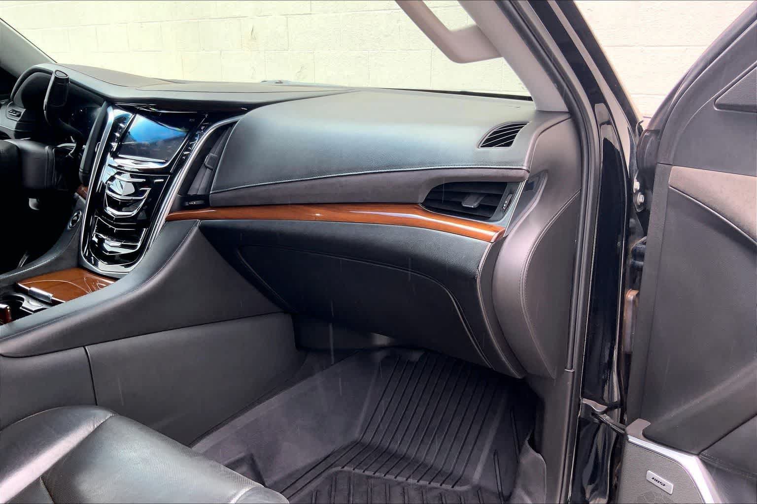 Used 2019 Cadillac Escalade ESV Luxury AWD/4WD image 23