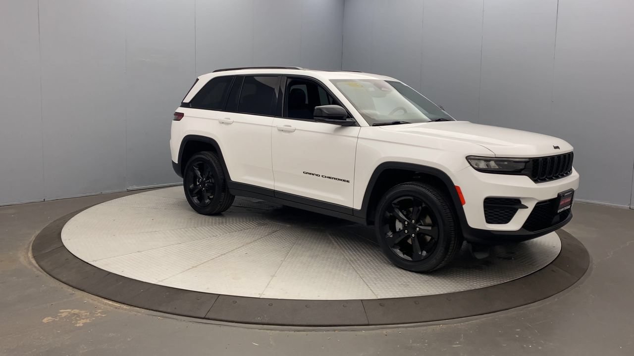 Used 2023 Jeep Grand Cherokee Altitude AWD/4WD image 7