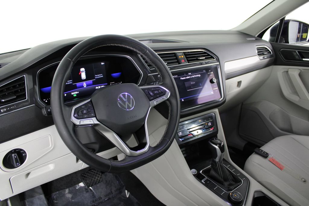 Used 2022 Volkswagen Tiguan SE w/ Panoramic Sunroof Package image 18