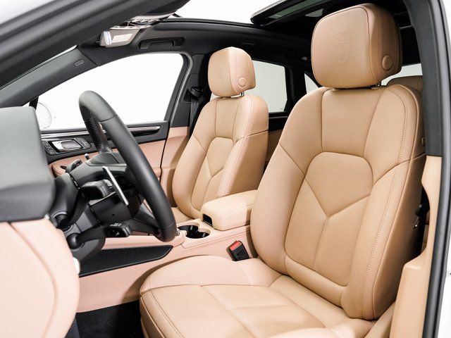 Certified 2025 Porsche Macan image 5