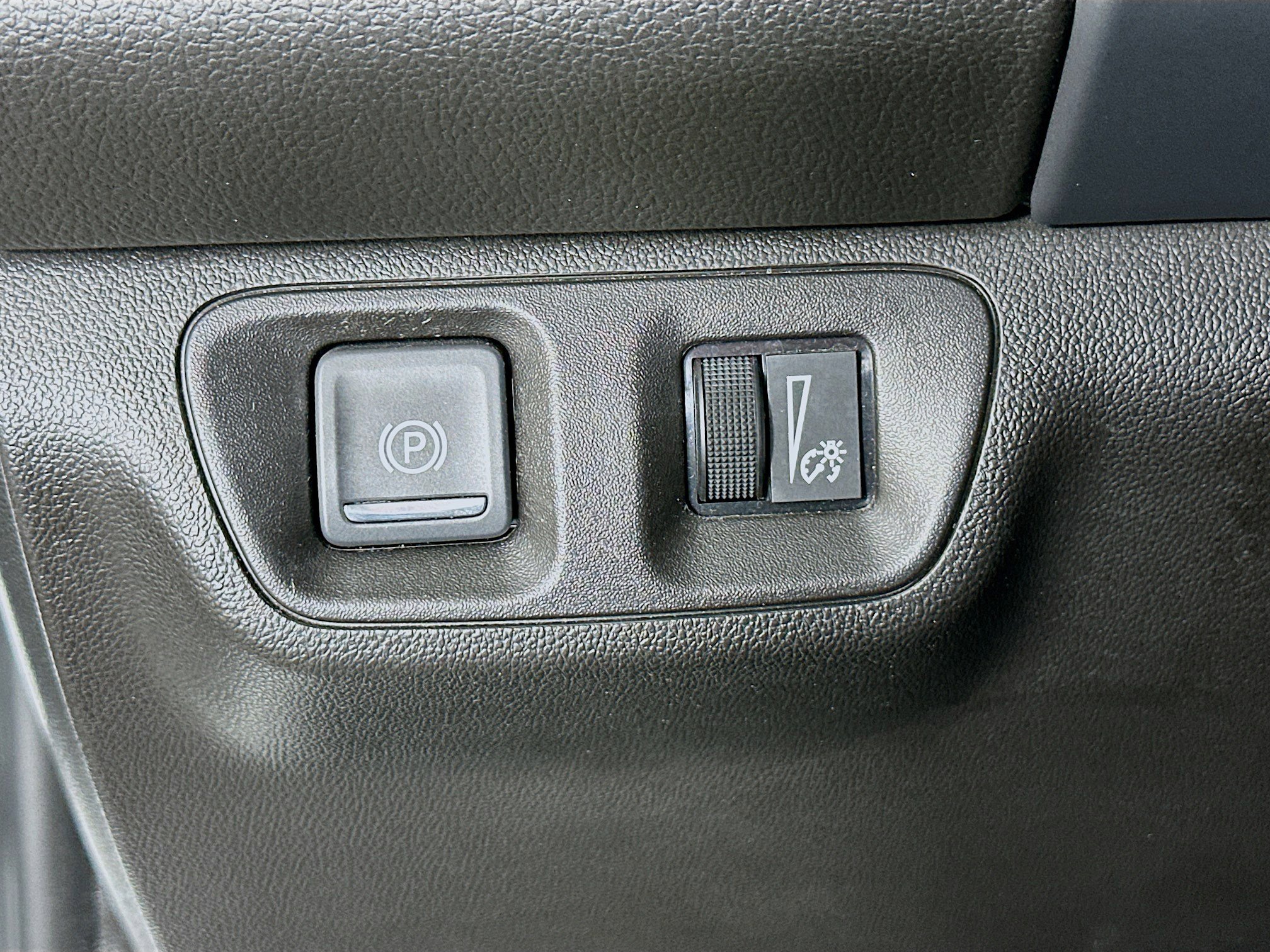 Used 2023 GMC Acadia SLT image 17