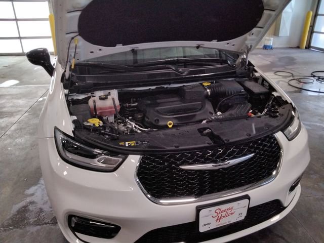 Used 2025 Chrysler Pacifica Select image 11