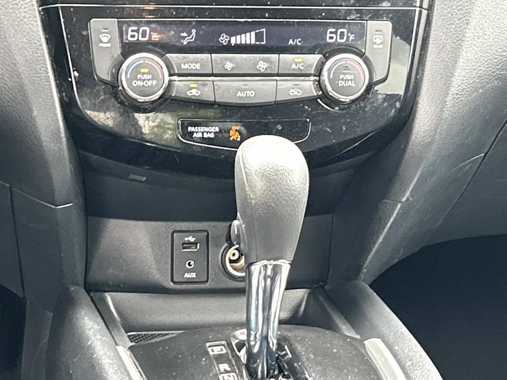 Used 2015 Nissan Rogue SV FWD image 25