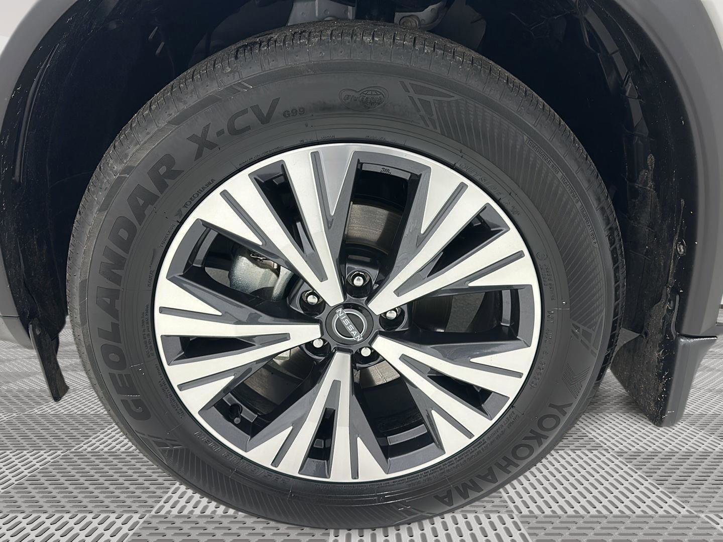 Used 2023 Nissan Rogue SV image 32