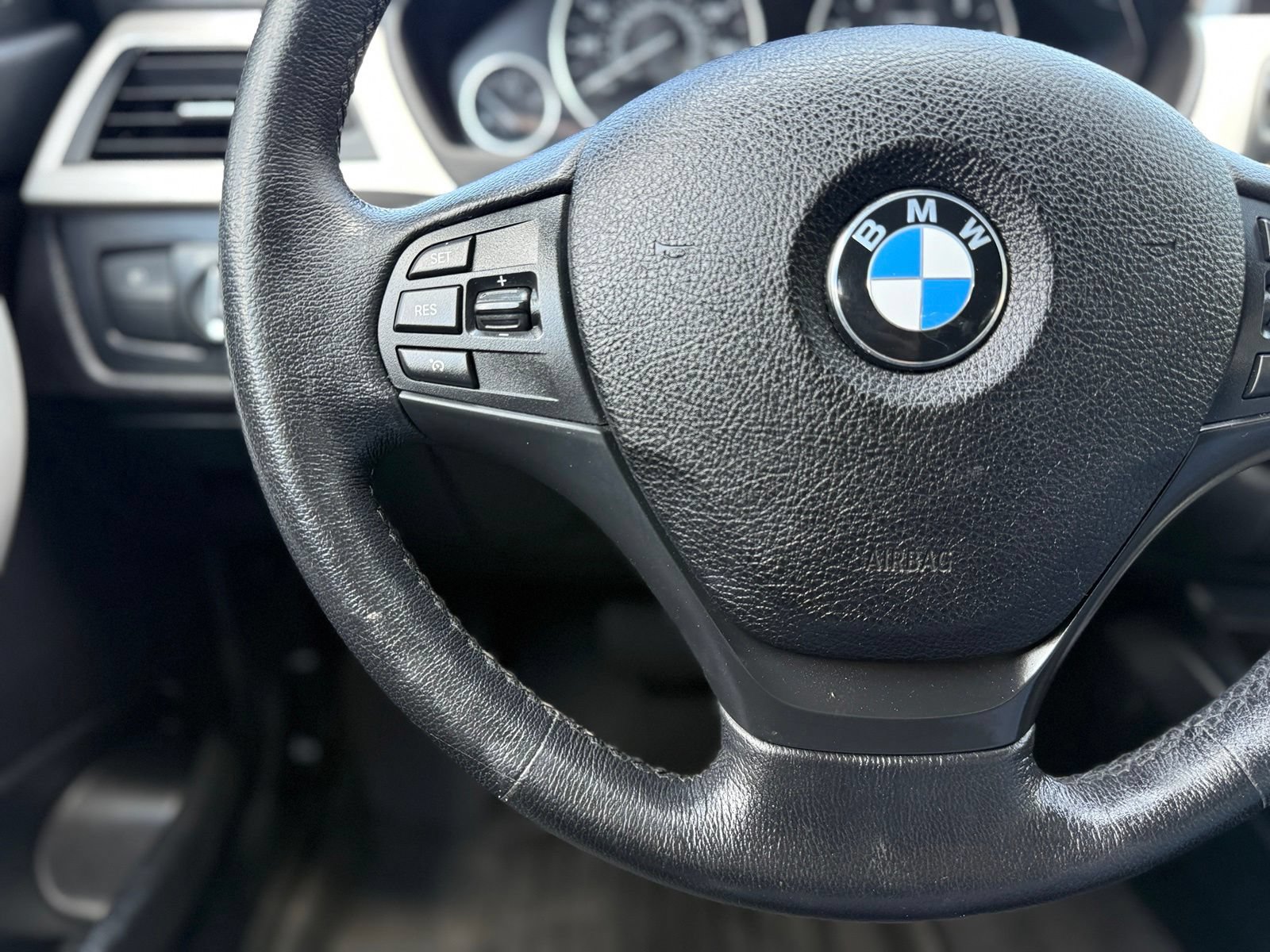 Used 2018 BMW 320i xDrive Sedan AWD/4WD image 26