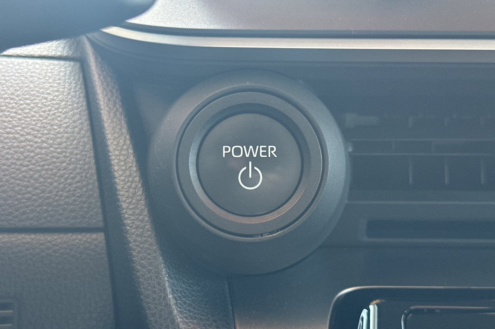 Used 2025 Toyota Prius LE FWD image 24