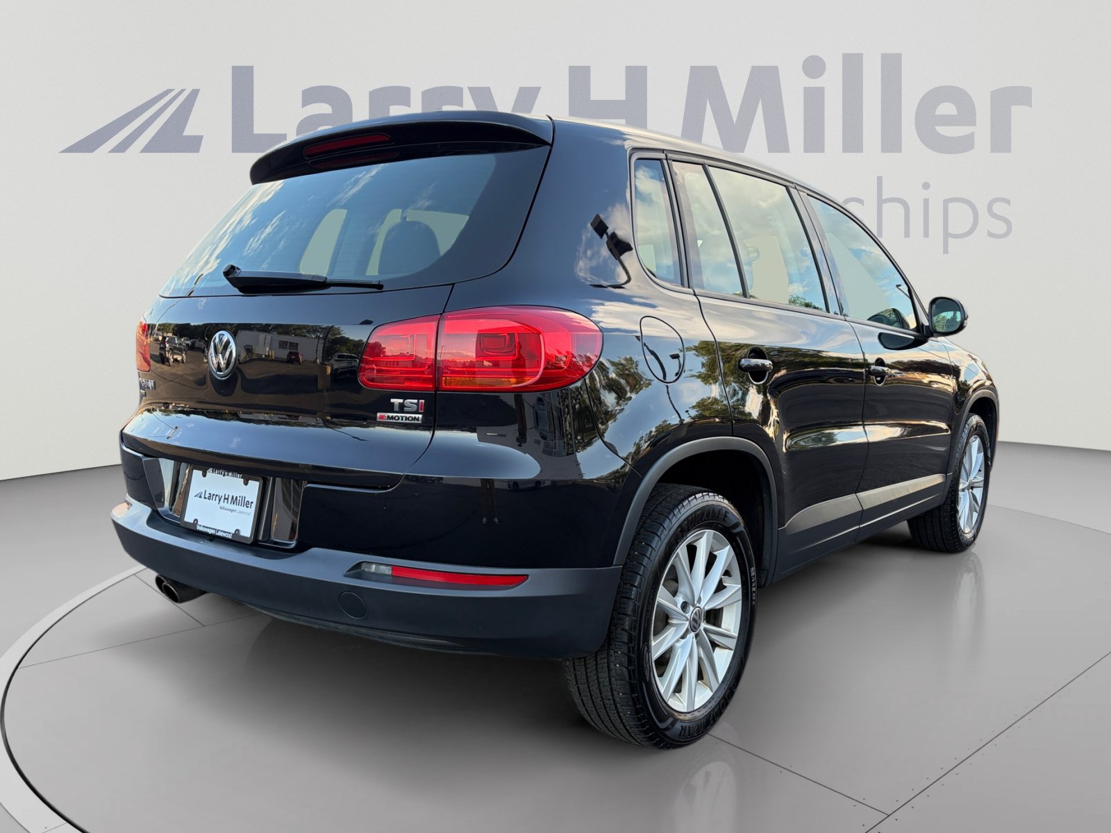 Used 2017 Volkswagen Tiguan Limited w/ Alloy Wheels Package AWD/4WD image 5