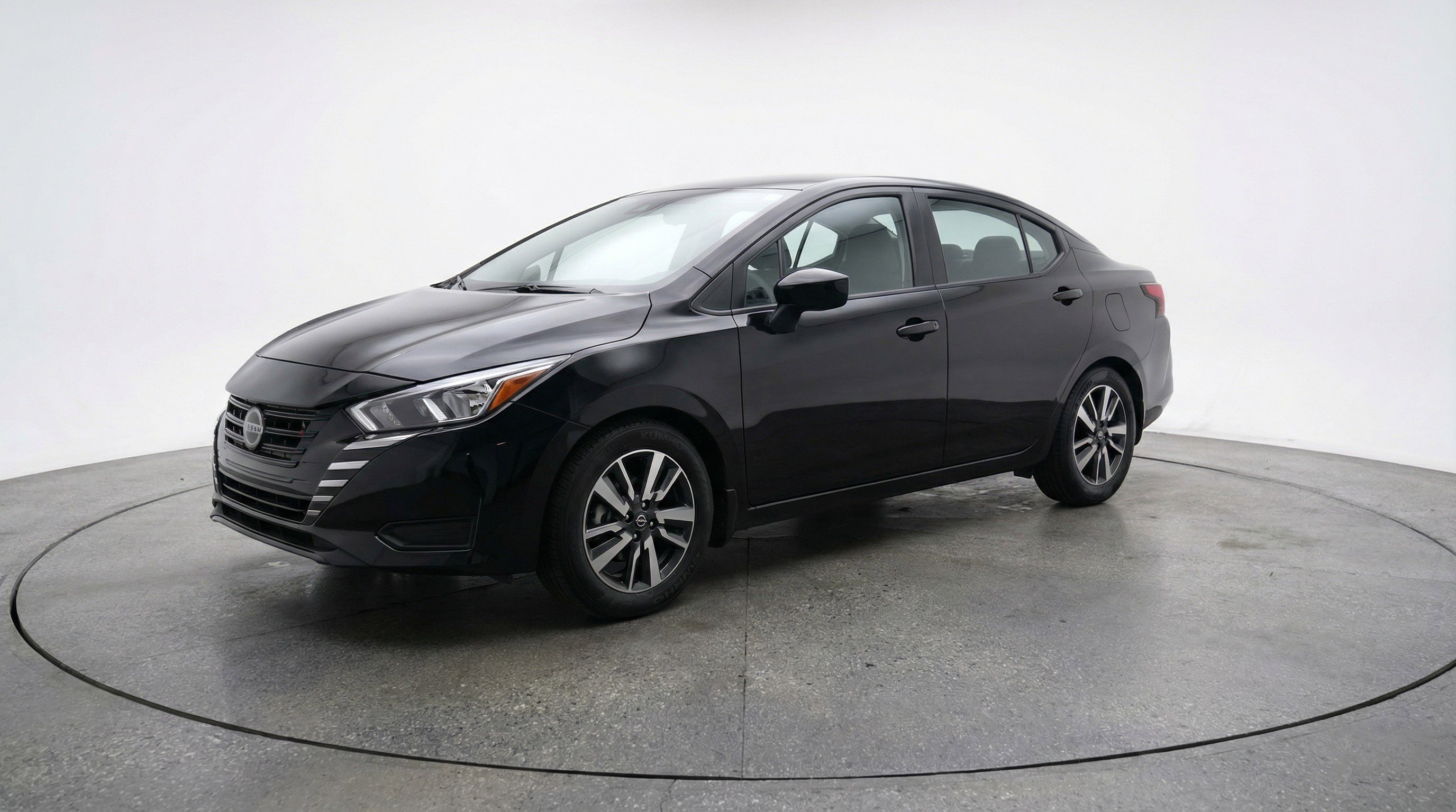 Used 2025 Nissan Versa SV image 3