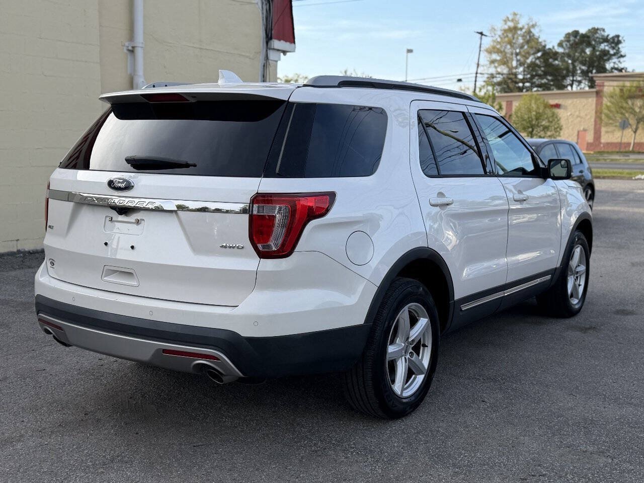 Used 2016 Ford Explorer XLT w/ Equipment Group 202A AWD/4WD image 8